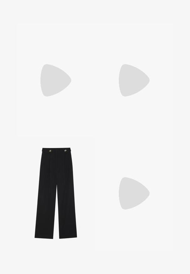 Camisola preta de manga longa com riscas verticais e mangas largas. Apresenta uma silhueta peplum e um tecido suave e texturizado.; Calças largas pretas com cintura alta, detalhes em botão na cintura e pregas frontais.; Botim de tornozelo em pele sintética preta com bico apontado e salto bloco de altura média. Textura suave e design minimalista.; Bolsa tote preta em couro com duas alças longas, textura suave e forma estruturada. Apresenta um bolso frontal para armazenamento adicional.