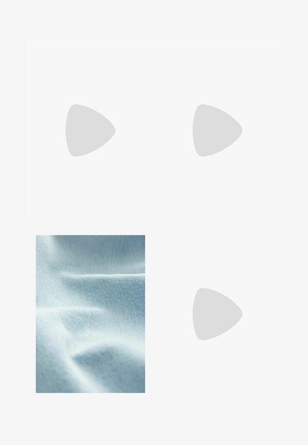 Top negro de manga larga con un escote redondeado, hecho de una tela suave y elástica. Presenta una silueta ajustada y un diseño minimalista.; Tela azul clara con una textura suave y un sutil tejido diagonal, mostrando suaves pliegues y variaciones sutiles en el tono.; Zapatillas deportivas con parte superior de piel blanca, puntera de ante gris y tres rayas negras. Presentan un logo azul en la lengüeta y una suela de goma texturizada.; Bolso estructurado negro de cuero con un asa superior, correa de hombro desmontable y un detalle de tapa en la parte frontal. Acentos en dorado.