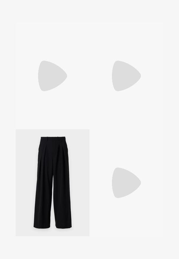 rag & bone PAYTON TANK - Top - black; Sorte bukser med bred ben design, folder foran og en strammet talje. Lavet af et glat stof uden synlige detaljer.; Sorte læderloafers med en glat overflade, rund tå og en dekorativ strop over vampen. Lav hæl med stabeldesign, minimalistisk stil.; Sorte rektangulære solbriller med mørke glas, tyk plastisk ramme, guldtryk på stængerne og brandlogo indgraveret på armen.