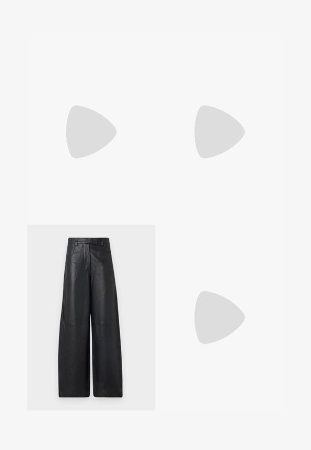 Langärmliges, cremefarbenes eng anliegendes Oberteil mit einem runden Halsausschnitt und gerippter Textur. Der Stoff wirkt weich und dehnbar, ideal zum Schichten.; Schwarze Lederweite Hose mit glatter Textur, ausgestattet mit einem strukturierten Taillenbund und subtilen Nahtdetails.; Dunkelburgunderfarbene Lackleder-Loafer mit strukturiertem Finish, niedrigem Blockabsatz und klassischem Penny-Riemen-Dekor, seitlich dargestellt.; Schwarze Handtasche aus Kunstleder mit strukturiertem Finish, ausgestattet mit einem mit Perlen verzierten silbernen Akzent am oberen Griff und einem Kettenriemen.