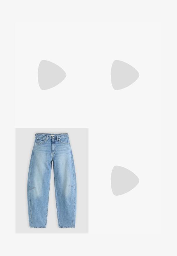 Rövid ujjú, levágott, természetes színű pamut póló. Elöl zsebe van, nyomtatott logóval, és kerek nyakkivágása van. Simás textúra.; Világoskék farmernadrág, laza szabású, magas derékkal, egyenes szárakkal, és diszkrét varrási részletekkel az elülső zsebeknél.; Fehér sportcipő fekete csíkokkal és bézs velúr részletekkel. Texturált gumi talppal és lapos fehér fűzőkkel rendelkezik, világos színű zoknival viselve.; Fekete bőrtáska sima felszínnel, téglalap alakú, két hosszú füllel. Nincs látható fémkiegészítő vagy díszítés.