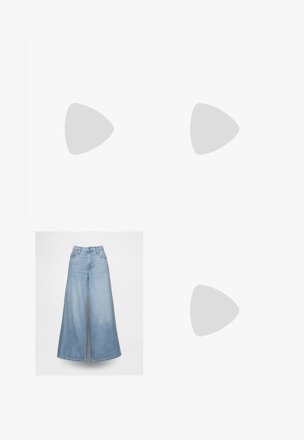 Schwarzes ärmelloses Oberteil mit rundem Ausschnitt, aus glattem Stoff gefertigt. Hat einen geraden Schnitt und einen sauberen Saum, minimalistisches Design.; Helle blaue, weit geschnittene Jeans mit hoher Taille, Frontknopf und Reißverschluss, vorderen und hinteren Taschen auf einem einfarbigen Hintergrund.; Weiße hochwertige Leinensneaker mit schwarzer Gummisohle, vorderem Gummizehenschutz und sechs Ösen für Schnürsenkel, die ein sauberes, minimalistisches Design aufweisen.; Rote Lederhandtasche mit einem kantigen, geometrischen Design. Verfügt über einen verstellbaren Schulterriemen und einen Klappenverschluss mit genähten Details.