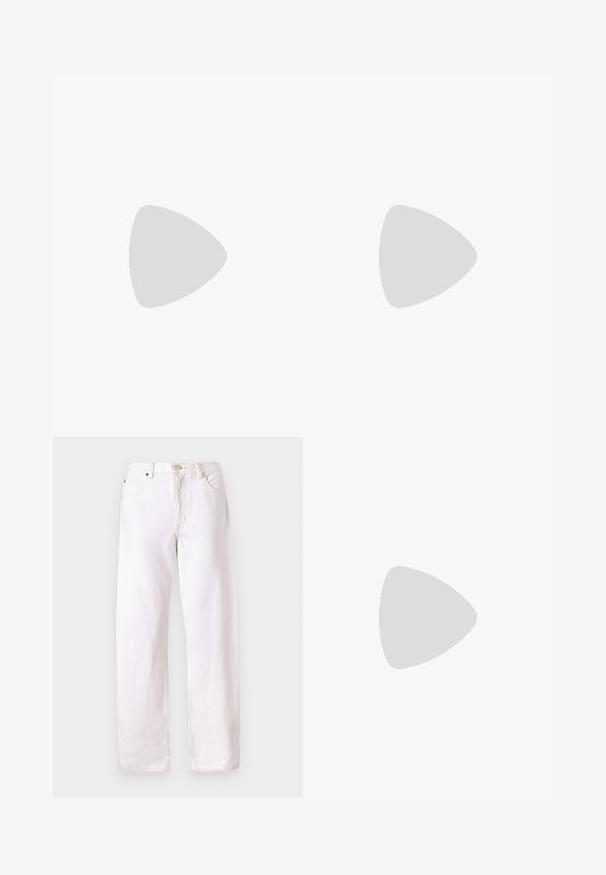 Kortærmet polo shirt i brun, lavet af et blødt strikmateriale. Funktioner en klassisk krave, tre knaplukninger og en tætsiddende kant.; Hvide denim jeans med en afslappet pasform, lige ben, fem-lomme design og knaplukning. Har synlige sømme og minimal hardware.; Off-white lav-Top sneakers med snørebåndsdesign, hvid indvendig foring og subtil flerfarvet kant langs sålens kant, set fra siden.; Marineblå stof crossbody taske med flere lynlåslommer, sølvhardware og en aftagelig bærestrop, der har en struktureret overflade og et logo-patch.