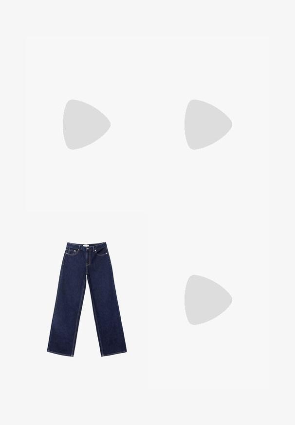 Levi's® Plus PERFECT TEE - Tričko s potlačou - bright white; Tmavomodré široké džínsy z denimu, so kontrastným prešitím, dizajnom s piatimi vreckami a zapínaním na gombíky.; Čierne lakované kožené sandálové podpätky s špicatou špičkou a geometrickým blokovým podpätkom. Disponujú elegantným, minimalistickým dizajnom a hladkým povrchom.; Čierna kožená kabelka s zaobleným tvarom, odnímateľným popruhom a zlatými doplnkami. Kabelka má klopu s detailom s prackou.