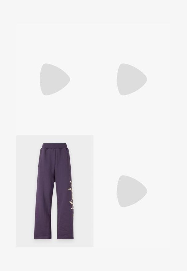 Abercrombie & Fitch GROWN - Débardeur - rhodendron; Pantalon de survêtement violet avec une taille élastique, des poches latérales et un design graphique doré sur la jambe gauche. Matière douce avec une coupe ample.; Sandales à talons noirs avec plusieurs brides entrecroisées. Matériau lisse, bout pointu et talon étroit. Bride de cheville ajustable avec boucle.; Femme avec de longs cheveux foncés portant un costume noir, portant un sac à épaule en cuir noir, regardant par-dessus son épaule contre un fond blanc.; Boucles d'oreilles en argent en forme de créoles avec un design torsadé, dotées d'une finition polie et d'une fermeture à poussoir. Mesurent environ 3 cm de diamètre.