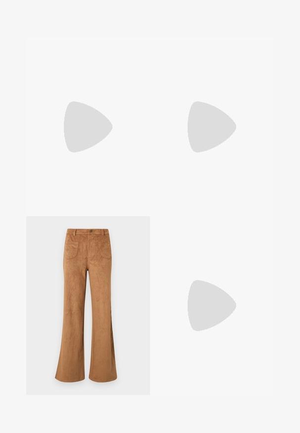 Camiseta de manga corta beige con un patrón de estampado de serpiente en negro y marrón y un cuello redondo.; Pantalones de ante marrón con campana que presentan una cintura alta, bolsillos delanteros y traseros, y una textura suave. Diseñados para un ajuste relajado a lo largo de la pierna.; Botín burdeos brillante hasta el tobillo con un tacón negro grueso, que presenta una textura suave y un diseño sencillo. Sin cierres ni patrones visibles.; Bolso bandolera de cuero marrón con forma curvada, herrajes dorados y un acento de hebilla. Incluye una correa de hombro desmontable.
