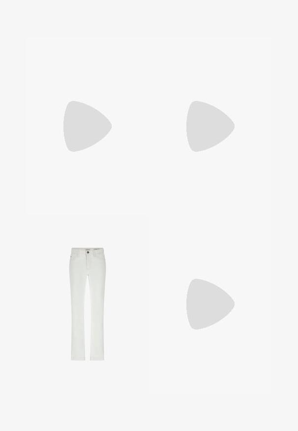 Valkoinen kietaisupaita, jossa on pitkät hihat, valmistettu sileästä kankaasta. Tässä paidassa on kauluksellinen pääntie ja hienovarainen viisto tekstuuri.; Valkoiset farkut slim fit -mallilla, joissa on 5-taskun muotoilu ja kontrastivärinen tikkaus. Mukana nappisuljenta ja hillitty brändilogo vyötäröllä.; Musta nahkainen slingback-korkokenkä, jossa on terävä nenä, matala korko ja säädettävä nilkkarengas, jossa on kultasävyinen solki. Suora pinta.; Valkoinen nahkalaukku, jossa on kaareva muotoilu, etupuolella kohokuvioitu "CK" -logo ja yksi olkahihna. Vetoketjukiinnitys ylhäällä.