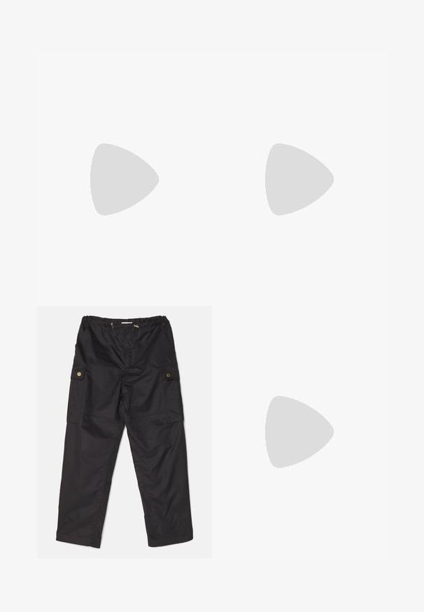 sandro RESILLE MINI RAYURES - Polo - ecru; Pantaloni cargo neri realizzati in tessuto morbido, con una fascia in vita elastica, tasche laterali con chiusura a scatto e una vestibilità morbida.; Scarpe in pelle nera con dettagli brogue, dotate di due cinturini con fibbia, punta arrotondata e tacco basso. Texture liscia con finitura lucida.; Borsa a tracolla in pelle nera trapuntata con una catena dorata, dotata di una chiusura a patta con un fermo in metallo dorato di forma rotonda. Forma rettangolare compatta.