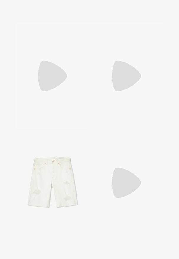 Pruhovaný top bez rukávov v čierno-bielej farbe s okrúhlym výstrihom. Textúra obsahuje striedajúce sa hrubé a tenké vertikálne prúžky.; Biele deninové šortky s midi pásom, so zničenými detailmi, piatimi vreckami a medeným kovaním. Hladká textúra s voľným strihom.; Čierne kožené loafers s hladkým povrchom, s prešitým dizajnom a dekoratívnym kovovým reťazovým akcentom cez priehlavok. Plochý podpätok.; Čierne obdĺžnikové slnečné okuliare s tmavými sklami, s charakteristickým tvarom a značkou na ramene. Nosí ich osoba v zelenej košeli.