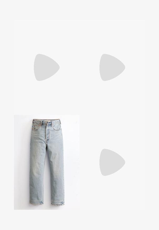 Valge polo särk klassikalise kaelusega, lühikeste varrukatega ja viie nööpauguga. Rinnal on väike brodüüritud logo.; Heledad sinine teksapüks, sirge jala disainiga, mis on varustatud kulunud serva, vasknööpide ja klassikalise viie tasku stiiliga.; Hallatud hall kangast spordijalats valge kummist tallaga, musta triibuga ja metallist silmadega. Omab ümarat varvastes, madalat disaini ja tekstuurset kangast.; Kuldsetest sfäärilistest kõrvarõngastest, millel on läikiv ja peegelduv pind. Disain on lihtne ja sile, luues kaasaegse ning minimalistliku ilme.