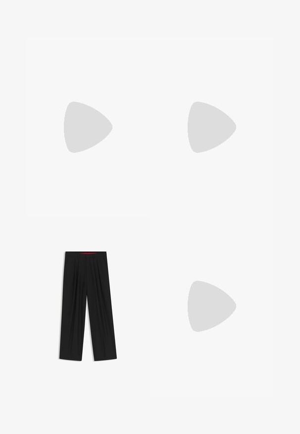 Lichtgele polo shirt van katoen met een zachte textuur, voorzien van een kraag, twee knopen en een groot ton sur ton "HUGO" logo aan de voorkant.; Zwarte wijde broek met een vlakke voorkant, twee zijzakken, geplooid ontwerp en een contrasterende rode binnenband.; Donkerbruin suède instaploafers met een gestikte neus, een lage rubberen zool en textuuraccenten op de bovenzijde.; Zwarte rechthoekige zonnebril met donkerrode glazen, voorzien van een matte afwerking en een rood logo op de slapen. Stevig plastic frame.
