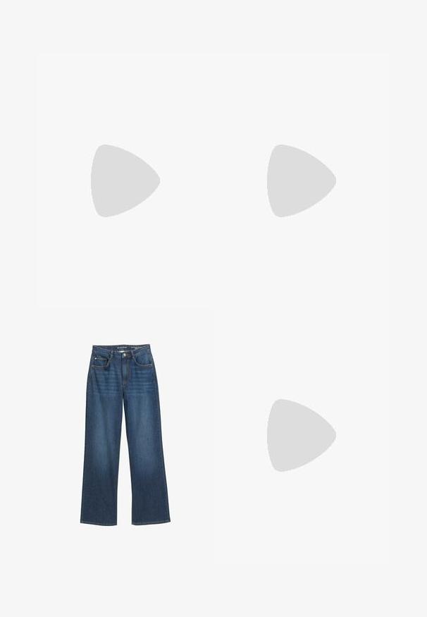 Rot- und weiß gestreiftes Oberteil mit rundem Halsausschnitt, dreiviertel Ärmeln und elastischen Raffdetails an den Ärmeln. Glatte Stofftextur.; Weite Jeans aus dunkelblauem Denim mit Knopfverschluss, Gürtelschlaufen und Fronttaschen. Glatte Textur und klassisches Design.; Marineblaue Sandale mit zwei Stoffriemen, verstellbarem Knöchelriemen und strukturiertem beigen Absatz. Dicke, weiße, gewellte Sohle. Marke auf dem Riemen gedruckt.; Weiße Lederhandtasche mit zwei Griffen und einem abnehmbaren Schulterriemen, ausgestattet mit einer vorderen Reißverschlusstasche und glatter Textur. Wird am Arm einer Person getragen.