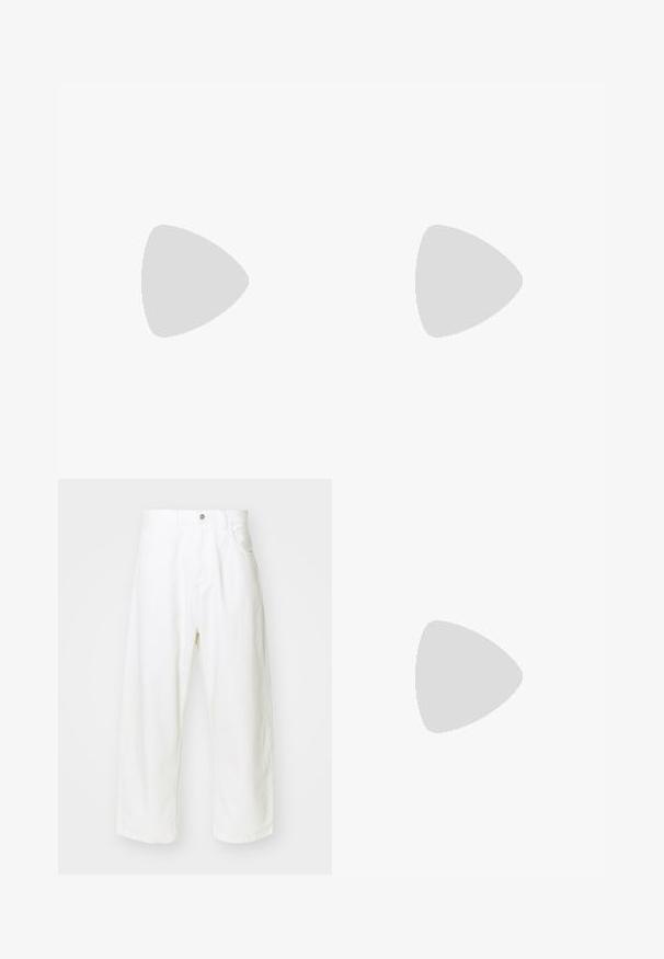 Rosa bomull t-skjorte med avslappet passform, korte ermer, rund hals og to små svarte trykte logoer på venstre bryst.; Hvite vide jeans laget av denim, med høy midje, fem lommer og knappelukking. Enkel design med rå kanter.; Brune skinn loafers med glatt overflate, rund tå, dekorativ stropp og svart gummisåle. Har minimalistisk sømdetalj.; Sorte plast-solbriller med grønne linser, firkantede rammer, sølvdetalje på brynene, og teksturerte stangarmen. Angitt merke på indre arm.; Canvas shopperbag i off-white, med korte håndtak og teksten "LES DEUX" trykt i fet sorte bokstaver. Holdbart, enkelt design.