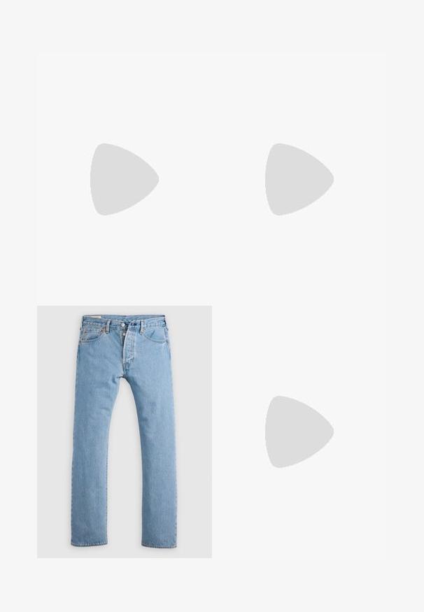Tricou alb din bumbac, cu gât rotund, mâneci scurte și un buzunar frontal cu un eticheta cusută cu text roz deschis.; Jeans din denim drept de culoare albastru deschis, cu închidere prin nasture, bucle pentru curea și buzunare frontale și din spate, expuse pe un fundal alb.; Pantofi din piele neagră cu șireturi, cu o textură netedă, vârf rotund și talpă din cauciuc rezistentă. Dispun de cusături minime și linii curate.; Ochelari de soare negri, supradimensionați, cu lentile întunecate în degrade, formă rotundă și brațe subțiri din plastic negru. Branding subtil pe cadru.