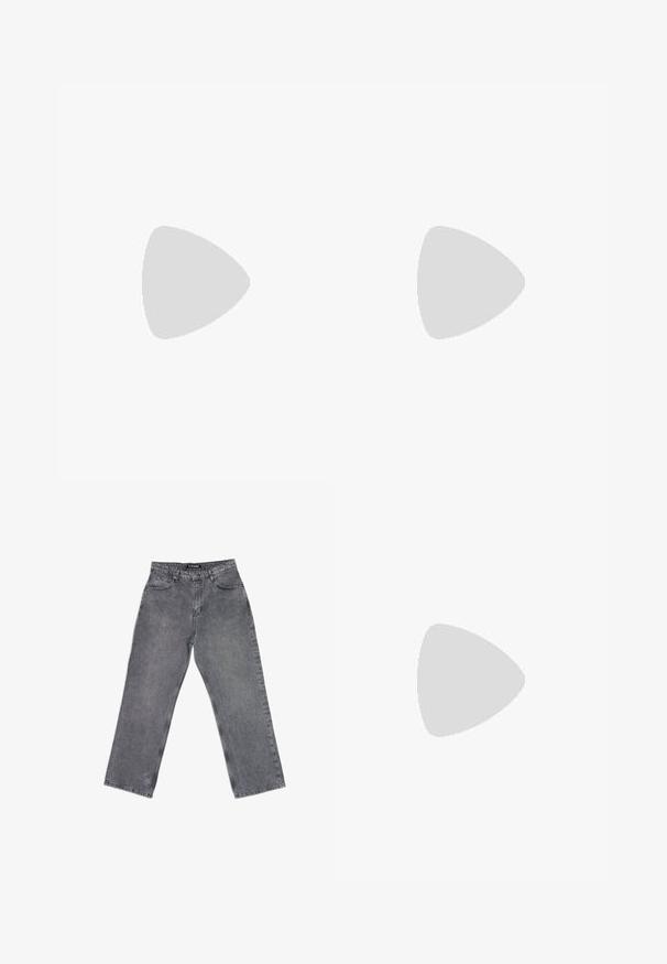 Biała bawełniana koszulka z krótkim rękawem, okrągłym dekoltem i małym nadrukowanym logo na lewej piersi. Gładka tekstura, casualowy design.; Szare dżinsy o prostym kroju nogawek, z pięcioma kieszeniami, pętelkami na pasek i lekko wyblakłą strukturą. Prosty design, bez widocznych wzorów.; Białe sneakersy z czarnym ozdobnym zapięciem, które mają uśmiechniętą buzię, wykonane z gładkiej skóry, z płaską gumową podeszwą i teksturowanymi detalami.; Czarne prostokątne okulary przeciwsłoneczne z zielonymi soczewkami, o matowym wykończeniu, prostych zausznikach oraz z logo Ray-Ban z boku.
