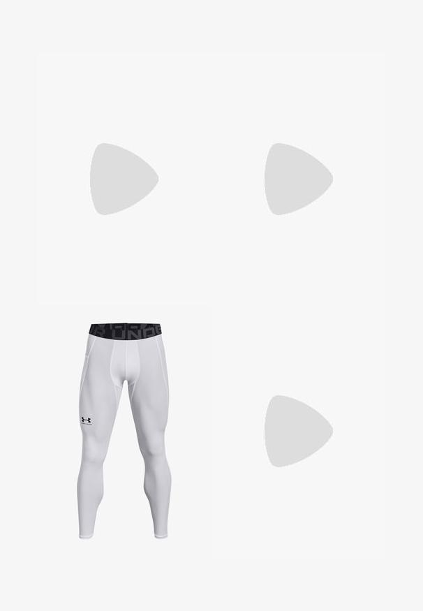 Under Armour - T-shirt basic; Białe legginsy sportowe z dopasowanym krojem, elastycznym pasem w talii z czarnym logo oraz gładką fakturą. Idealne do odzieży sportowej.; Białe skórzane sneakersy z perforacjami, okrągłym noskiem, płaską podeszwą i grubymi sznurówkami, z widocznym logo swoosh i napisem „AIR” na pięcie.; Czarny plecak na ramię z gładkiego materiału, o zaokrąglonym kształcie, z zamykaną komorą i białym logo z przodu.
