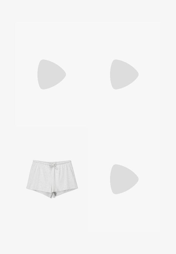 Weißes Baumwoll-T-Shirt mit kurzen Ärmeln und Rundhalsausschnitt, mit schwarzem gesticktem Text "SEI EHRLICH" in der Mitte auf der Vorderseite.; Helle graue Baumwollshorts mit einem elastischen Bund und einer verstellbaren Kordel, glatter Textur und lockerer Passform. Die Shorts haben keine Taschen.; Braune Wildleder-Slipper mit rot-creamfarbenem gemusterten Besatz, strukturiertem Absatz und UGG-Logo an der Seite. Verfügt über eine leichte Plattformhöhe.; Schwarze Sonnenbrille mit ovalen Gläsern, glänzendem Kunststoffrahmen und schlanken Bügeln. Mit Ray-Ban-Logo in Weiß an der Seite.