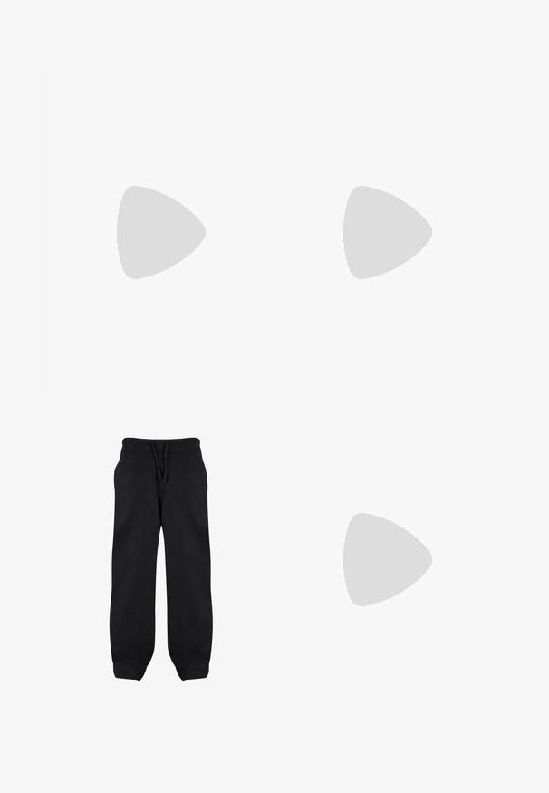 Sorte ærmeløse T-shirts vist i par, lavet af glat stof. Rund halsudskæring og rene kanter uden synlige mønstre eller hardware.; Sorte svedbukser med elastisk talje, snoretræk og sidelommer. Lavet af et blødt stof med en afslappet pasform og manchetter ved anklerne.; Sort flip-flop med teksturerede stropper, flad sål og tandet kant. Fremstillet af gummi med en glat finish og minimalistisk design.; Sorte solbriller med brune tonede linser; rektangulær form med en tyk ramme, herunder diskrete hardwaredetaljer på stængerne.; Sort lavasten armbånd med runde perler med en struktureret overflade, suppleret med en lille metallisk rektangulær detalje.