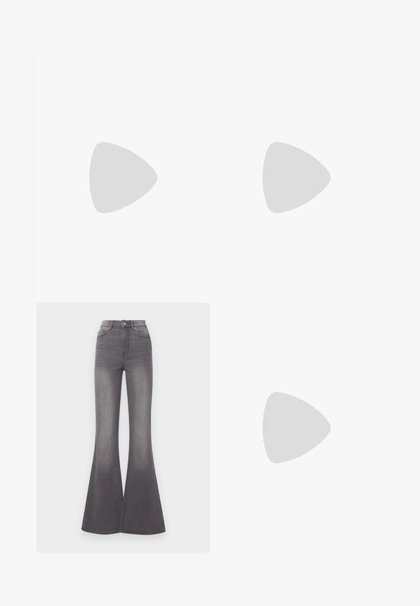 Sweater cinza de gola alta feito de tecido canelado, apresentando mangas longas e um design ajustado. Simples e versátil, ideal para sobreposição ou para uso independente.; Jeans cinzentos com corte flared e cintura alta, feitos de denim, apresentando um fecho de botão e ziper, dois bolsos frontais e uma textura suave.; Bota de tornozelo em couro preto com bico quadrado, fecho lateral e salto bloco contra um fundo claro plano.; Bolsa crossbody de couro preto com uma textura suave, forma retangular e um detalhe em corrente metálica na frente. Inclui uma alça ajustável.