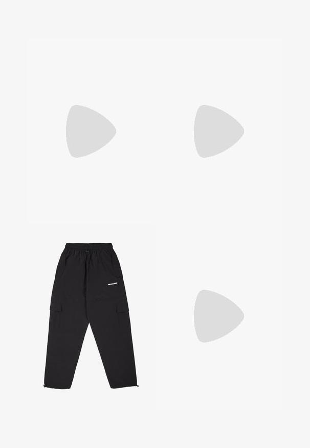 Schwarzes T-Shirt mit kurzen Ärmeln und Rundhalsausschnitt, aus dehnbarem Stoff; getragen mit blauen Jeans und einem schwarzen Nieten-Gürtel.; Pegador YURI TRACKSUIT PANTS - Jogginghose - black; Schwarzer Laufschuh mit Obermaterial aus Mesh und Synthetik, flexibler Sohle und elastischen Schnürsenkeln. Verfügt über eine gepolsterte Zwischensohle für zusätzlichen Komfort.; Schwarze Leder-Umhängetasche mit glatter Textur, geschwungenem oberen Rand und einem einzigen Tragegurt. Sie verfügt über einen Reißverschluss und ein minimalistisches Design.