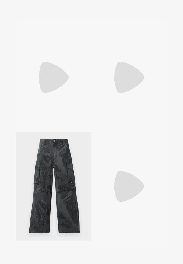 Hosszú ujjú fehér blúz V-nyakkal, lágy textúrával és oldalsó hasítékokkal. Egyszerű dizájn jellemzi, díszítések vagy minták nélkül.; Fekete cargo nadrág finom, sötét mintázattal. Több oldalsó zsebbel rendelkezik, és egy kis zöld logó párkány található elöl.; adidas Originals SAMBA UNISEX - Sportcipő - preloved brown/sand strata/dark brown; Olíva zöld vászon táska téglalap alakú, cipzáros záródással és bőrkiegészítőkkel a cipzár húzón.