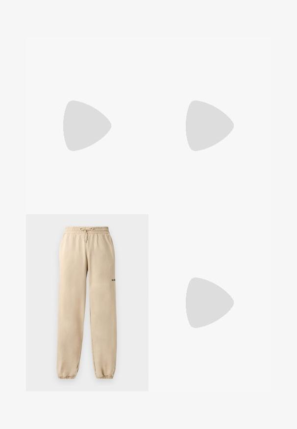 Krémové oversized tričko vyrobené z bavlny. Má krátké rukávy a malou černou grafiku hada na levém hrudi.; Béžové tepláky s elastickým pasem a šňůrkou, s manžetami na lemu a minimálním brandingem na boku. Hladká textura.; Bílé kožené tenisky s hladkým povrchem, kulatou špičkou, plochými tkaničkami a texturovanou podrážkou. Na patě se nachází nenápadné logo.; Černé kulaté sluneční brýle s tmavými skly a tenkými kovovými nohami. Obsahují průhledné koncovky nožiček a stříbrné akcenty na pantu. Minimalistický design.