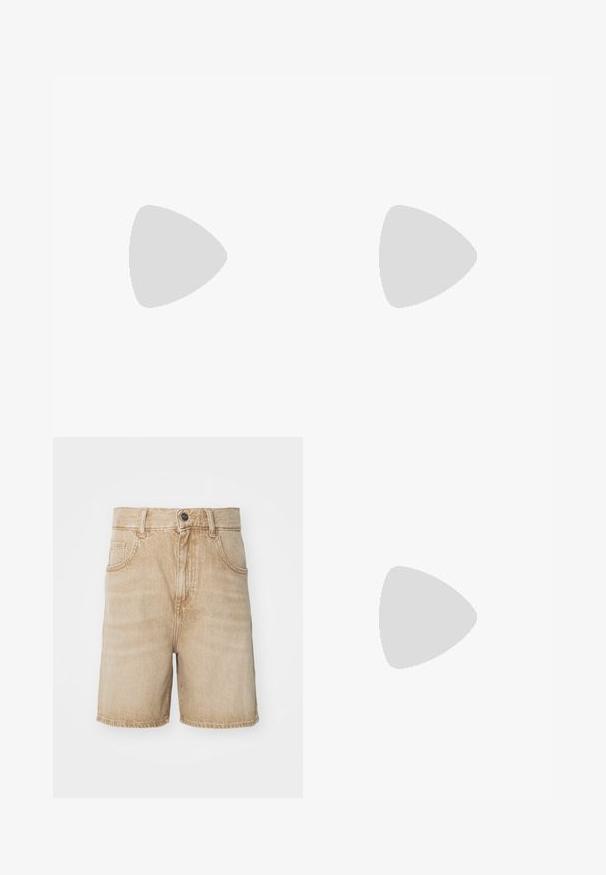 Valkoinen puuvillainen lyhyttukkainen t-paita, jossa on punainen ribbaus kauluksessa ja hihoissa, etuosassa suuri punainen Nike-logo.; Beige farkkushortsit, joissa on korkea vyötärö, viisi taskua, nappikiinnitys ja kontrastiväriset tikkausompeleet, sekä hieman haalistunut pinta.; Valkoinen kangaskengät matalalla varrella, jossa on kumipohja, pyöreä kärki, nauhakiinnitys ja sivuilla nahkasaumadetail.; Mustapintainen mokkabag, jossa on kaareva muotoilu ja niittikoristeet sekä teksturoitu pinta. Säädettävä olkahihna, jossa on niittiyksityiskohtia reunoilla.; Hope hopea, joissa on kierren muotoilu, kiiltävä pinta ja takana kiinnitettävä suljin. Halkaisija noin 3 cm.