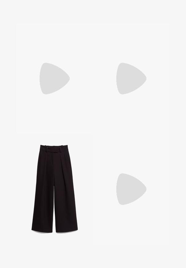 AllSaints OLEA - Blusa - white; Pantalones de pierna ancha negros, hechos de una tela suave, con una cintura alta, passadores para cinturón y dos bolsillos frontales. El diseño plisado añade textura.; Mules de cuero negro con punta afilada y tacón bajo y cuadrado. Textura suave con un diseño elegante. Parte trasera abierta con detalles mínimos.; Bolso de tote de cuero marrón con un diseño espacioso. Presenta una textura suave y un sutil logo dorado. Combinado con un suéter de punto crema.