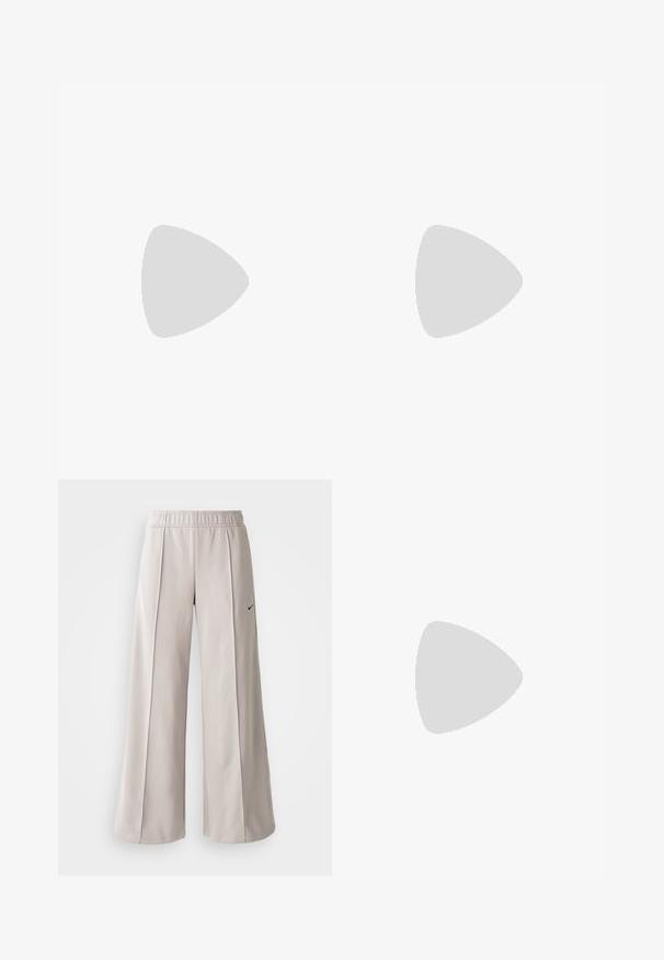 Grønn og hvit stripete t-skjorte, kortermet, rund hals, med en liten svart Nike-logo på brystet. Myk bomullsmateriale.; Lys grå vide bukser lavet af glat stof. Har en elastisk talje og sort Nike-logo på venstre side.; Nike Air Max-sneakers har et beige og sort design, med en glat overdel, synlig luftdæmpning og flade gummisåler.; Beige flettet stråveske med hvit skinnkant, doble gullkjedehåndtak og rektangulær form. Overflaten har et teksturert mønster.
