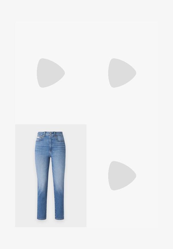 Czarna bluzka na ramiączkach wykonana z bawełny, z krótkimi rękawami. Posiada małe, szare logo Calvin Klein z przodu.; Jasnoniebieskie dżinsy z wysokim stanem, prostymi nogawkami i delikatnymi przetarciami. Posiadają szlufki na pasek, pięć kieszeni oraz metalowe zapięcie.; Czarne skórzane loafersy o gładkim wykończeniu, z haftowanym detalem wokół palców oraz niską gumową podeszwą. W zestawieniu z szerokimi czarnymi spodniami.; Diesel - Torebka