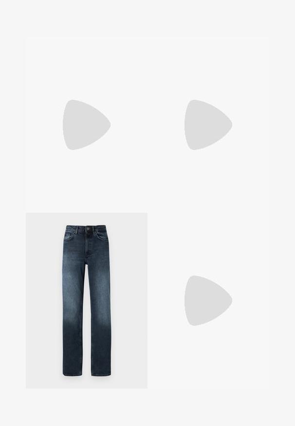 Object OBJMONTANA  - Langarmshirt - black; Dunkelblaue Jeans aus Denim mit geradem Beinschnitt, fünf Taschen und einem Frontknopfverschluss. Mit Farbverlaufdetails nahe dem Saum.; Schwarze Lederstiefeletten mit runder Zehenpartie, Schnürung vorne und einer dicken Gummisohle mit strukturiertem Profil. Mit Zugschlaufe an der Rückseite.; Schwarze Leder-Clutch mit Klappe und goldfarbenem Metallschnallen-Detail. Enthält einen schwarzen Riemen und ein schlankes, minimalistisches Design.