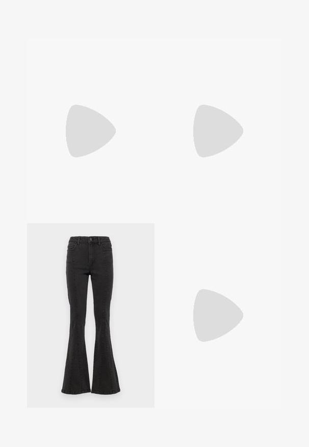 Črna kratka majica s kratkimi rokavi iz bombaža. Ima okroglo ovratnico in ravno rob ter sproščen kroj. Mehka tekstura, brez vzorcev ali poudarkov.; Črne flare jeans hlače z visokim pasom, ki imajo stranske šive in čist zaključek na robu. Tkanina ima gladko teksturo z rahlo raztegljivostjo.; Črne usnjene gležnjarje s kvadratnim nosom, ki vsebujejo širok trak in podrobnost z metalno zaponko. Gležnjarji imajo debelo podplat in gladko teksturo.; Črna lakasta usnjena torbica s ukrivljeno obliko, enim ramenskim trakom, sprednjimi žepi in srebrnimi kovinskimi dodatki.