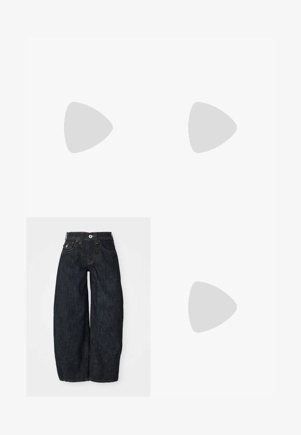Nike ženska nogometna majica, modra z rdečim in vijoličnim pikčastim vzorcem, kratki rokavi, V-izrez, bel ovratnik, na sprednji strani z grbom in logotipom.; Temno modri široki jeans iz denima, z gumbom za zapiranje, sprednjimi žepi in kontrastnim oranžnim šivanjem ob šivih.; Srebrna in črna športna obutev z mrežastim in sintetičnim zgornjim delom, prostornim dizajnom in teksturiranim zaključkom. Ima podložen ovratnik in gumijast podplat.; Srebrna ogrlica z valovitim, neenakim oblikom. Veriga ima povezave in zaponko za prilagajanje. Gladka, odsevna površinska tekstura.