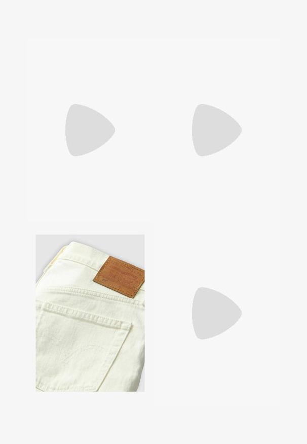 Vaaleanpunainen puuvillapaita, jossa on lyhyet hihat, pyöreä kaula-aukko ja rento istuvuus. Vähäiset saumat ja sileä pinta ilman näkyviä kuvioita.; Levi's 501 farkut, vaalean kerman värissä, ruskealla nahkapatchilla, jossa on kaarevat takataskujen ompeleet ja klassinen denim-muotoilu.; Vaaleansiniset kangaskengät, joissa on kerma värinen kuminen varvaskuppi ja pohja, valkoiset nauhat ja vetotappi kantapäässä.; Ruskean nahkainen olkalaukku, jossa on kaareva muoto, kultaiset yksityiskohdat ja solkiyksityiskohta. Varustettu irrotettavalla olkahihnalla.