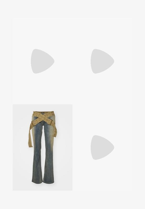 Top na szyi z lekkim, abstrakcyjnym wzorem w odcieniach zieleni, żółci i niebieskiego. Posiada czarny regulowany pasek oraz dopasowany krój.; Jaded London - Jeansy Bootcut; Czarne zamszowe sneakersy z białymi akcentami i trzema paskami, z teksturowanym białym piętkiem, gumową podeszwą oraz brandingiem "Gazelle".; Srebrne kolczyki w kształcie kół o gładkim, błyszczącym wykończeniu, z minimalistycznym wzorem i bezpiecznym zapięciem na górze.