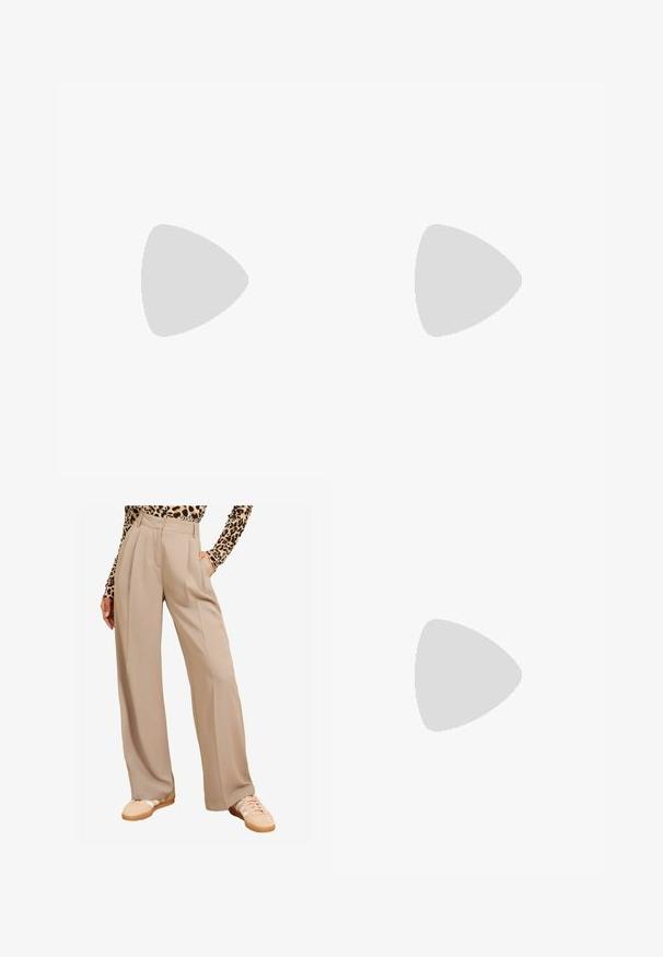 Top de manga larga y escote en V en color beige claro. Hecho de una tela suave y texturizada con un corte relajado y detalles de costura mínimos.; Pantalones de pierna ancha beige con pliegues, que cuentan con bolsillos y una textura suave. Combinados con zapatillas beige y una blusa de estampado de leopardo.; Botines beige con un suave ribete de pelo, material parecido a gamuza, punta redondeada y suela de goma ligera. No hay patrones o herrajes prominentes visibles.; Bolso de mano de cuero marrón con una forma estructurada, asas superiores, herrajes dorados y un acento del logo en la parte delantera. Textura suave.