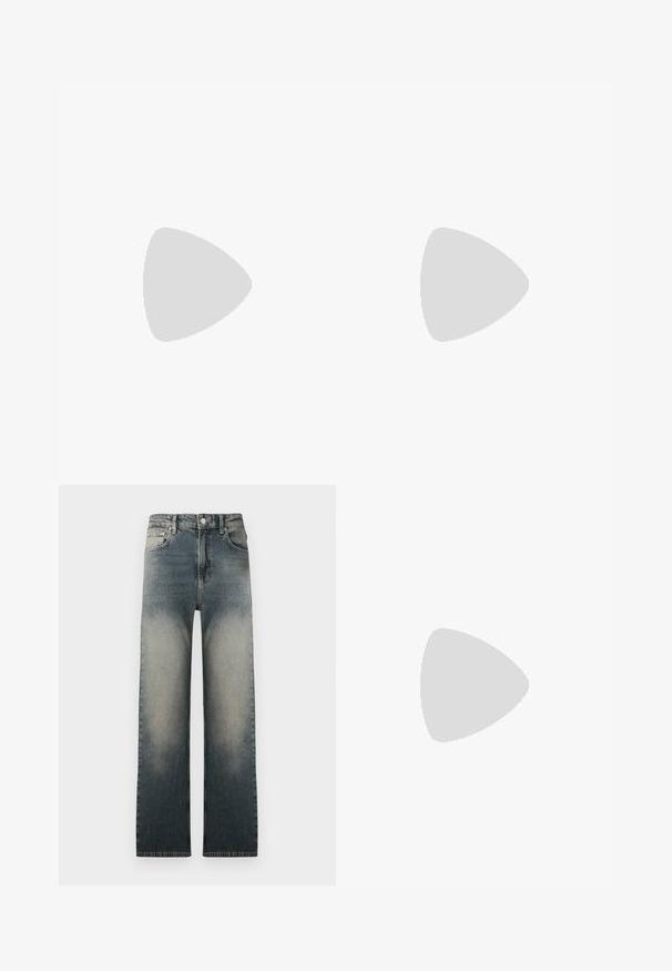 Weißes Baumwoll-T-Shirt mit einem schwarzen quadratischen Grafik, die ein lächelndes Gesicht zeigt, und dem Text "MOSCHINO" am unteren Rand. Kurze Ärmel, Rundhalsausschnitt.; Hochbundige Straight-Leg-Jeans mit ausgewaschenem hellen und dunklen Denim-Waschung sowie klassischem Fünf-Taschen-Design.; Braun-weiße Kuhfell-Muster High Heel Schuh mit spitzer Zehe, strukturierten Oberfläche und einem Knöchelriemen mit einer hellbraunen Schnalle.; Schwarze Lederhandtasche mit strukturiertem Design, doppelten Obergriffen, abnehmbarem Trageriemen und goldfarbener Schnallenakzent auf einem horizontalen Band.