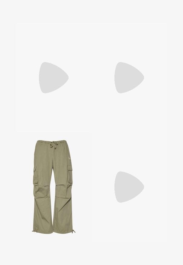 Pærske tanktop i let stof med rund halsudskæring og uden ærmer. Diskret O'Neill-logo på forsiden.; Cargo bukser i olivengrøn, lavet af let stof, med elastisk talje, justerbare manchetter og flere sidelommer.; Beige og creme atletiksko med struktureret mesh-overdel, støttende overlays og gummiyderside med et mønster for trækkraft.; Levi's® PAISLEY BANDANA UNISEX - Tørklæde / Halstørklæder - regular black