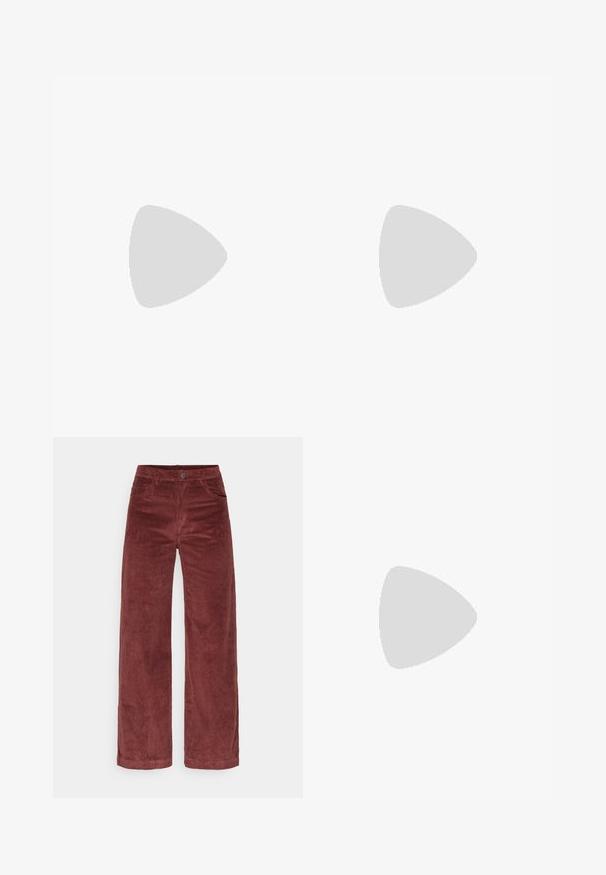 Camiseta a rayas con tonos naranjas y marrones, confeccionada en tejido acanalado. Presenta un cuello redondeado y mangas cortas, con un logo de corazón en el pecho.; Pantalones de pana de pierna ancha en rojo profundo, con dos bolsillos frontales, cierre de botón y costillas texturizadas en toda la tela.; Zapatillas de ante beige con rayas blancas, suelas de goma y punta redonda. Combinadas con vaqueros de denim holgados, que muestran una pierna recta y tela azul.; Pendientes de aro en tono dorado con un acabado suave y pulido. Presentan una forma de medio círculo y un cierre de poste seguro.