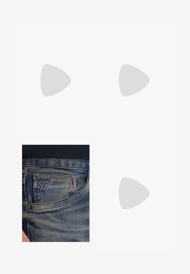 Kurzarm-Polohemd in hellem Beige mit strukturierten Streifen, mit Kragen und dreiknöpfiger Leiste. Weicher Stoff mit gerippten Bündchen.; Blaue Jeans aus Denim mit einem ausgeblichenen Muster, ausgestattet mit einer Münztasche und einem schwarzen Logo-Akzent auf der Vorderseite. Der Bund besteht aus dunkelblauem, geripptem Stoff.; Hellbraune Wildlederschuhe mit runder Zehenpartie, genähten Details und einer gerippten braunen Gummisohle. Mit einem Seitenschild mit dem "Clarks"-Logo.; Braune Leder-Umhängetasche mit einer flachen Vorderklappe, zwei Riemen, goldenen Hardware-Akzenten und einem verstellbaren Schultergurt.