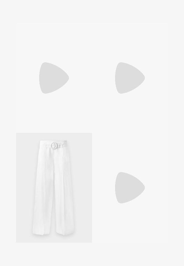 Witte gebreide crop top met een vierkante halslijn, met textuurpatronen en brede geribbelde bandjes. Zacht materiaal met een subtiele glans.; Wijdvallende witte linnen broek met een geborduurde tailleband met een ronde gesp. Glad oppervlak met een losse pasvorm, geen zichtbare patronen.; Beige hoge hak sandaal met een gevlochten textuur, voorzien van een decoratieve bloem en enkelbandje. Vierkante hak zorgt voor stabiliteit.; Bruine leren schoudertas met een gebogen vorm, gladde textuur en een enkele dunne schouderband. Heeft een subtiele naad en een klein logo-detail.