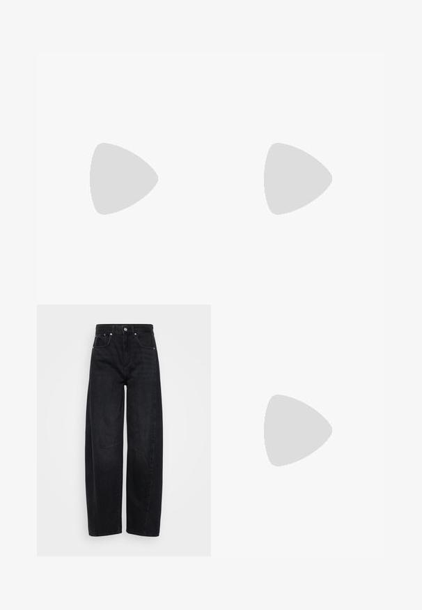 Δύο εφαρμοστές φόρμες σε λευκό και μπλε, φτιαγμένες από λείο βαμβακερό ύφασμα, με φαρδιές τιράντες και στρογγυλές λαιμοκοψές.; Φαρδιά μαύρα τζιν παντελόνια με ψηλή μέση, πέντε τσέπες, ασημί κουμπί και λεπτομέρειες από καρφιά, λεία υφή και αντίθετα ραφές.; Ασημένια δερμάτινα σανδάλια με ανοιχτό μπροστινό μέρος, που διαθέτουν φαρδύ μπροστινό λουρί, λουρί στον αστράγαλο με κούμπωμα και μεσαίο τακούνι.; Μαύρη δερμάτινη τσάντα tote με λείο υφή, δομημένο σχήμα, δύο λαβές και επιφανές ασημένιο κούμπωμα μπροστά.