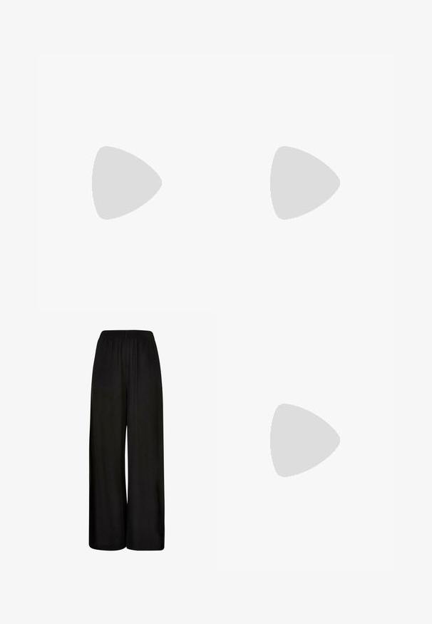 Drei Tanktops: eines schwarz, eines weiß, beide mit dünnen Trägern und einem figurbetonten Design, aus weichem, elastischem Baumwollmaterial gefertigt.; Schwarze, weit geschnittene Hose aus einem glatten Stoff. Verfügt über einen elastischen Bund und eine lockere, fließende Passform für Komfort und Bewegungsfreiheit.; Braune Leder-Sandale mit breitem Riemen, goldenen Hardware-Akzenten, flacher Sohle und minimalistischen Design. Eignet sich für die Freizeit.; Schwarze Sonnenbrille mit ovalen Gläsern, dunklem Verlaufstönung und schlanken Bügeln mit dezenten goldenen Akzenten. Glatte Kunststoffoberfläche.; Canvas-Tragetasche mit einem cartoonhaften Bären, der einen grünen Schal und einen Blazer trägt, mit braunen Leder-Schultergurten. Weißer Hintergrund, bedrucktes Design.