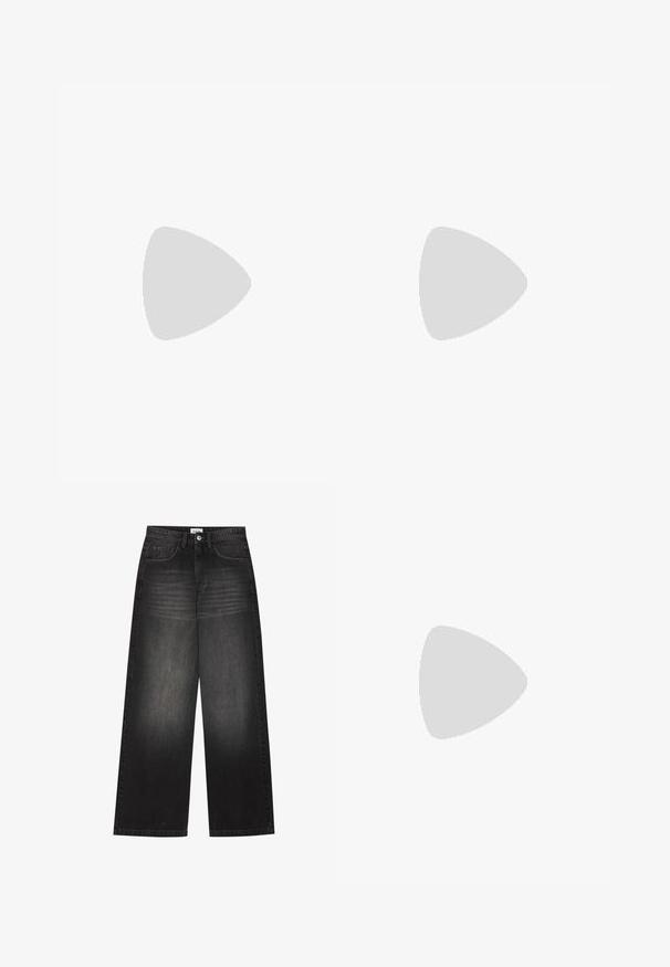 Bijela bezrukava atletska majica s visokim ovratnikom, polu patentnim zatvaračem i malim logotipom na prsima. Glatka tekstura i pripijen dizajn.; YOURTURN UNISEX - Vrećaste traperice - black denim; Crne kožne atletske cipele s kviltanim dizajnom, zaobljenim prstom, vezanjem sprijeda i gumenim potplatom. Imaju suptilno brendiranje sa strane.; Desigual Torba preko tijela - black; Srebrna ogrlica s delikatnom lancem i ovalnim privjeskom koji sadrži složen detalj i mali akcent u obliku dragog kamenčića.