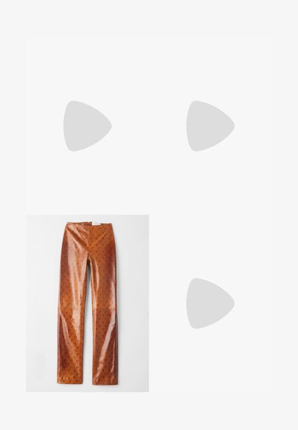 Czerwona koszulka z krótkim rękawem, wykonana z bawełny, z białym prostokątem z napisem "Wyprzedaż" na czerwono wytłuszczonym fontem oraz okrągłym dekoltem.; Brązowe spodnie z faux skóry o teksturowanej powierzchni z wzorem w półksiężyce, wysoki stan oraz prosta sylwetka nogawek.; MIISTA MALENE granatowy; Czarna skórzana torba na ramię o zakrzywionym kształcie, cienkim uchwycie i subtelnych złotych akcentach. Gładka faktura z minimalistycznym designem.