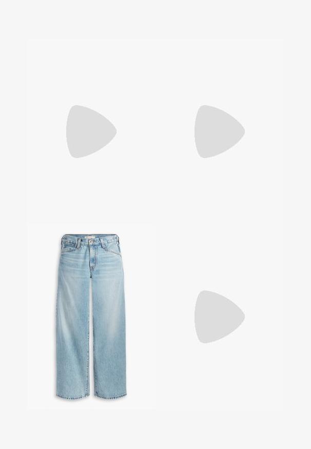 Texturierter cremfarbener Pullover mit langen Ärmeln und weitem Ausschnitt. Mit einem gestrickten Muster und einem wellenförmigen Saum. Aus weichem Material gefertigt.; Hellblaue, weit geschnittene Jeans aus Denim mit hoher Taille, Knopfverschluss und ausgefranstem Saum. Sichtbare Nähte und Taschen.; Schwarz-weiße Sportschuhe mit einem Obermaterial aus Wildleder und Leder, ausgestattet mit drei weißen Streifen und einer Gummisohle. Paar mit weißen Socken getragen.; Carrera VICTORY UNISEX - Sonnenbrille - transparent; Schwarze Nylon-Tote-Tasche mit braunen Lederakzenten und -griffen. Verfügt über einen Druckverschluss und eine Fronttasche mit einem Logo-Detail.