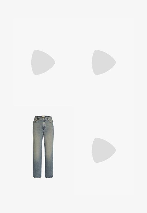 GAP GAP X DOEN POINTELLE TANK - Top - new off white; Lichtblauwe spijkerbroek met een recht model, hoge taille, vijfzakkenstijl en subtiele vervaging. Voorzien van een metalen knoop en ritssluiting.; Zwarte gepatenteerde sandalen met hak en een vierkante neus, enkelbandjes en zilveren gespen. Heeft een stevige blokhak voor stabiliteit.; Zwarte leren handtas met een gladde textuur, rechthoekige vorm en twee lange handvaten. Geen zichtbare hardware of versieringen.