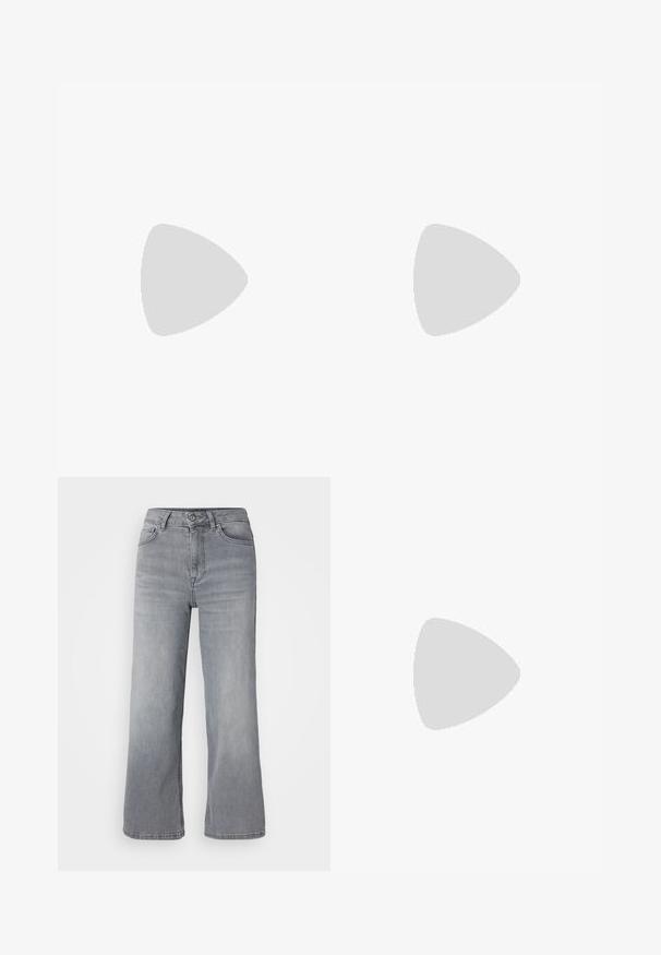 Schwarz-weiß gestreiftes Langarm-T-Shirt mit Rundhalsausschnitt und taillierter Passform. Hergestellt aus geripptem Stoff mit glatter Textur.; Hellgraue Denim-Jeans im weiten Schnitt mit hohem Bund, fünf Taschen sowie klassischem Reißverschluss und Knopfverschluss. Weiche Textur mit leichter Ausbleichung.; Beige Ballerinas mit spitzem Zeh, einer Überlagerung aus Netzdesign und einem seitlichen Schnallenriemen. Flache Sohle mit glatter Textur.; Silberne Creolen mit gedrehter Gestaltung, ausgestattet mit einer polierten Oberfläche und einer Steckverschluss. Sie haben einen Durchmesser von ca. 3 cm.