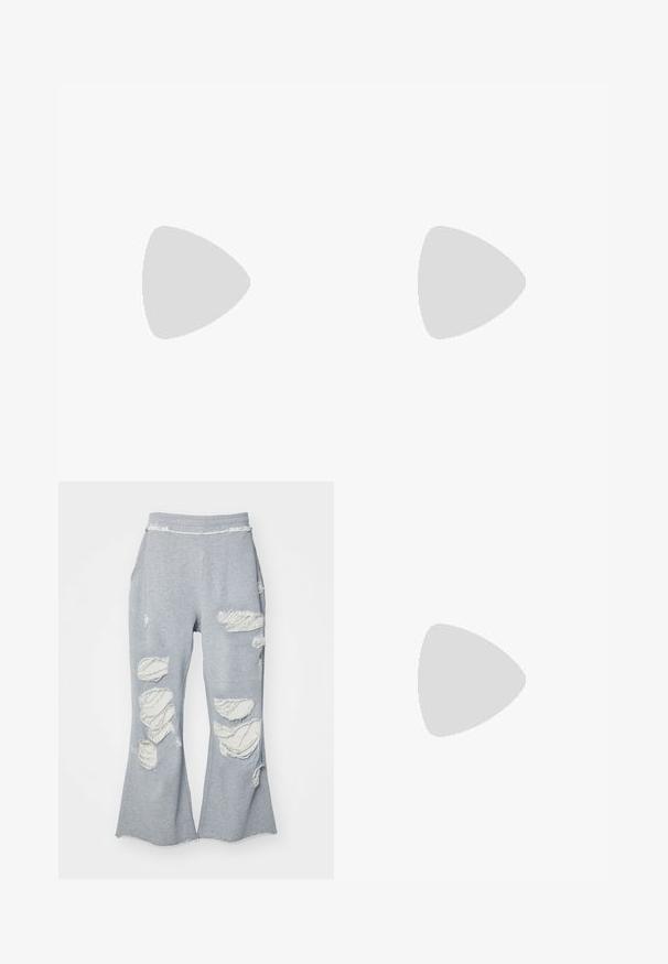 Biała bawełniana koszulka z grafiką żółtego lamparta w okularach, z napisem "ZŁE WIBRACJE" i "NIE IDŹ Z MOIM SZMINKĄ."; Szare dresy z szerokimi nogawkami, zdobione wieloma przetarciami odsłaniającymi jaśniejszy materiał. Elastyczny pas dla komfortu.; Czarne skórzane kozaki do kolan o szerokiej cholewce, z bocznym zamkiem błyskawicznym i akcentem w postaci klamry, o teksturowanym wykończeniu i masywnej gumowej podeszwie.; Czarne plastikowe okulary w grubym, prostokątnym oprawie. Przezroczyste soczewki, gładka tekstura i dwa małe metalowe akcenty po bokach.