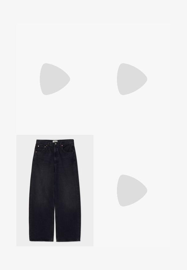 rag & bone THE SLUB - T-Shirt basic - green; Schwarze Jeans mit weitem Bein aus Denim, mit kupferfarbenen Knöpfen, zwei Fronttaschen und einer glatten Textur. Sauberes Design mit geradem Schnitt.; Schwarze Leder-Stiefelette mit glatter Textur, spitzem Fuß und klobigem hohen Absatz. Verfügt über eine seitliche Öffnung und ein minimalistisches Design.; Schwarze Ledertasche mit Flügeldesign-Akzent. Verfügt über zwei runde Griffe und einen abnehmbaren Schultergurt. Texturierte Oberfläche. Kompakte Form.